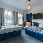 Springfield Place - 3 Bed Cent Reading - Long Term Savings - Free Parking