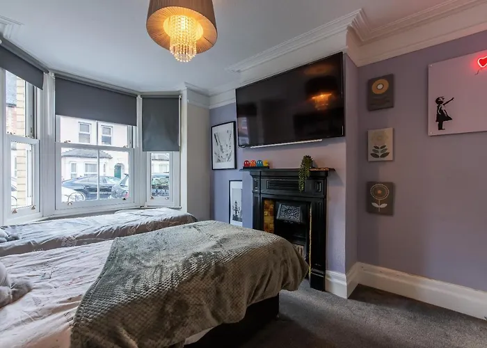 Springfield Place - 3 Bed Cent Reading - Long Term Savings - Free Parking