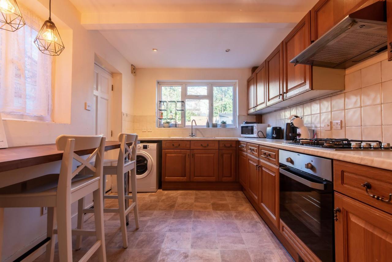Springfield Place - 3 Bed Cent - Long Term Savings - Free Parking Reading
