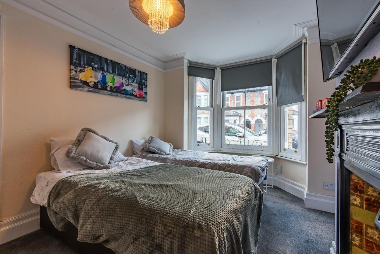 Springfield Place - 3 Bed Cent - Long Term Savings - Free Parking Holiday home Reading