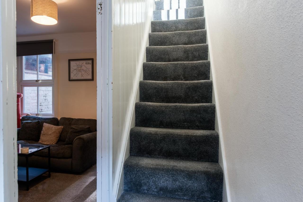 Springfield Place - 3 Bed Cent - Long Term Savings - Free Parking Reading