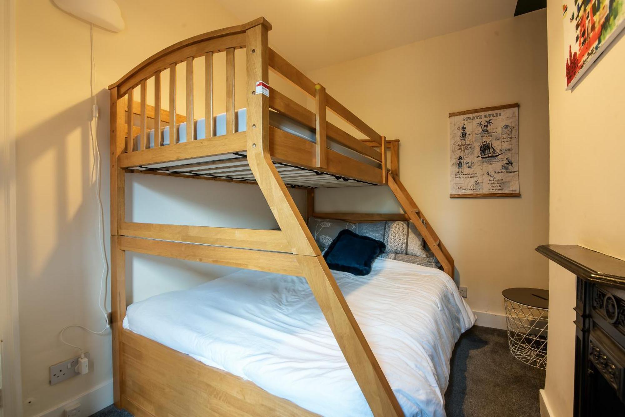 Springfield Place - 3 Bed Cent - Long Term Savings - Free Parking Reading