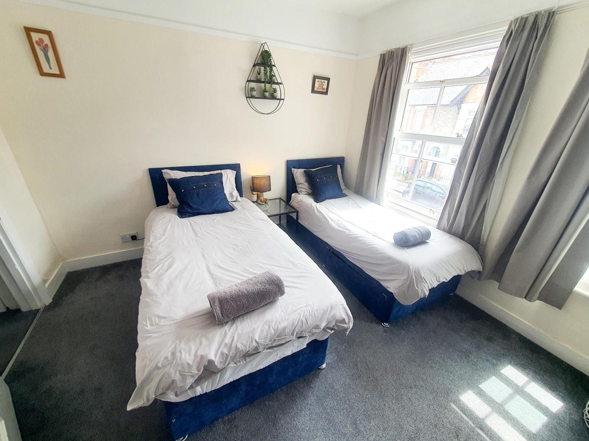 Springfield Place - 3 Bed Cent - Long Term Savings - Free Parking Holiday home *